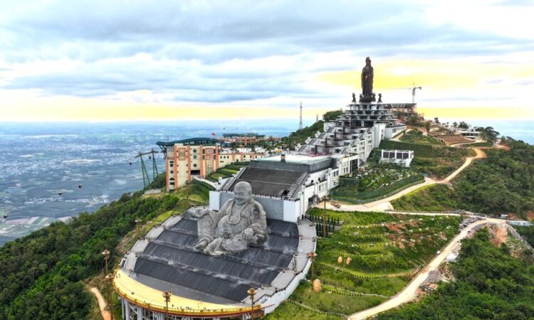 Khu du lịch quốc gia núi bà Đen thu hút khách du lịch ngày đầu năm mới (phóng viên phát tin về ban, đã thông qua trưởng cqtt ạ)